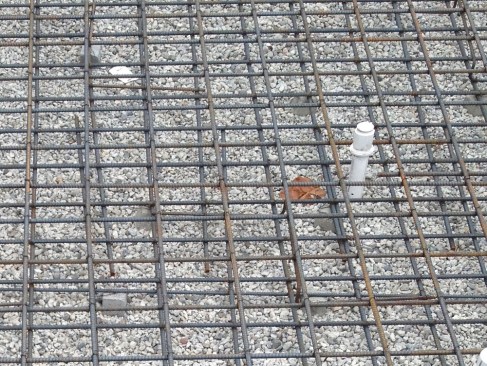 While most municipalities only mandate them on commercial 
installations, non-contact splices are recommended by the American 
Concrete Institute for every pool and spa. They are more difficult to 
tie and some don't like how crowded they can make the grid seem. For 
some, the question of whether to require non-contact splices boils down 
to how much a builder trusts the shotcrete applicator to get the 
concrete around the bars.